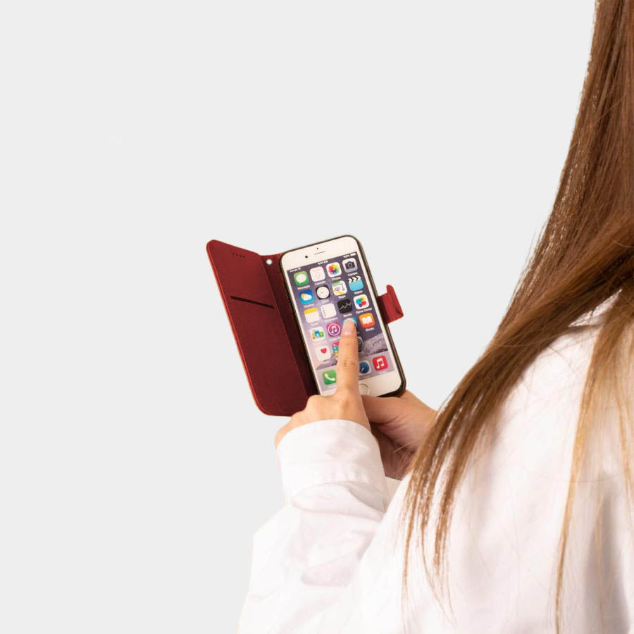 女性 使用シーン ケース 手帳型 シンプル おしゃれ カバー ベルト ブラウン 茶 紺 ネイビー 赤 レッド 革 レザー 送料無料 安い スマホケース