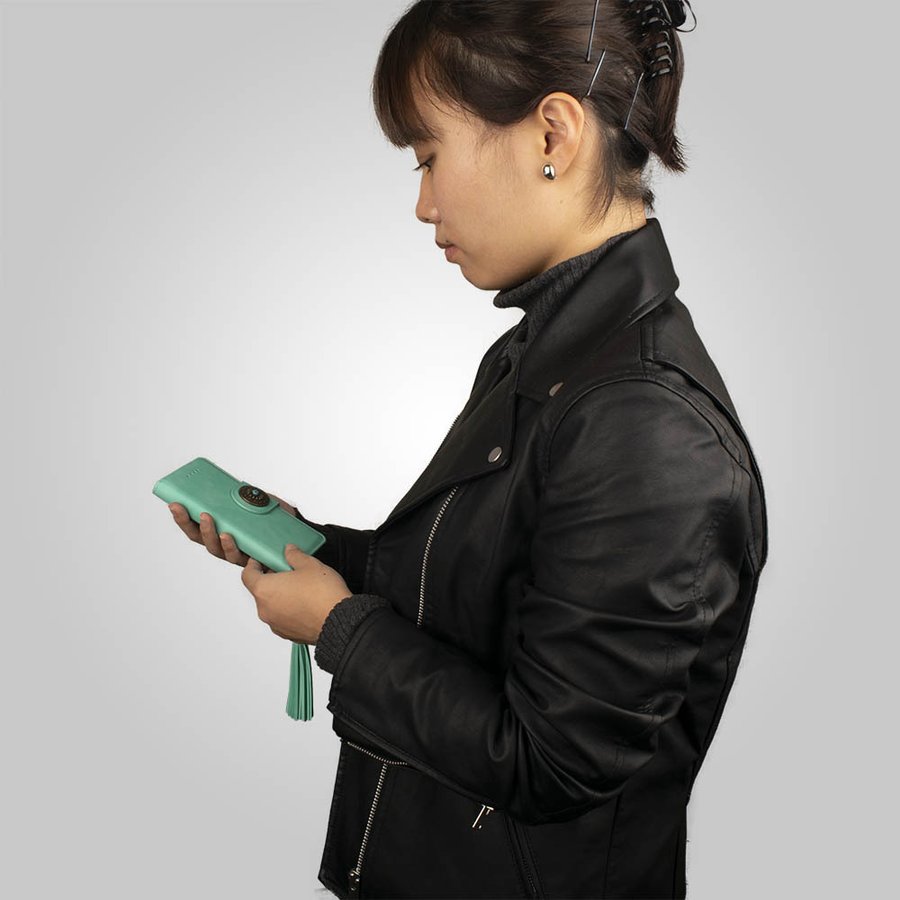 iphone ケース 手帳型 エメラルドグリーン 緑 アンティーク ボタン 女性 使用シーン おしゃれ 安い カバー かわいい スマホケース